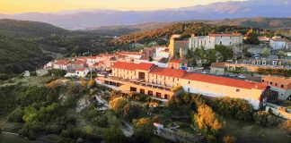 Hôtel écolodge – domaine riberach : avis, prix et conseils avant séjour ## **Hôtel écolodge - domaine riberach** : que valent vraiment les avis et l’expérience sur place ? **Hôtel écolodge - domaine riberach** séduit par son concept atypique installé dans une ancienne cave coopérative de 1925. L’établissement se situe à Bélesta, au cœur des vignobles du Fenouillèdes. Dès l’arrivée, l’architecture industrielle attire l’attention, car les anciennes cuves à vin structurent encore les volumes. ### Concept écologique et identité architecturale du domaine riberach Le **domaine riberach** mise sur une philosophie slow life. L’hôtel utilise la géothermie pour chauffer certaines zones, tandis que la piscine naturelle fonctionne sans produits chimiques. L’eau est filtrée par des plantes aquatiques, donc l’expérience reste douce pour la peau. L’ancienne cave coopérative devient aujourd’hui un espace hybride. Les chambres s’intègrent dans des structures métalliques, or l’ensemble conserve l’esprit viticole d’origine. Cette transformation renforce l’identité du **hotel riberach a belesta**, car elle combine patrimoine et design contemporain. Les visiteurs apprécient le calme. Le jardin offre une vue directe sur les collines catalanes. Par ailleurs, les terrasses en pierre créent des espaces propices à la détente. Quelques éléments écologiques concrets attirent les voyageurs : * récupération des eaux de pluie pour l’arrosage * utilisation de matériaux naturels dans la rénovation * approche locavore dans la restauration Ces choix séduisent les amateurs d’hôtels responsables. Toutefois, le confort reste premium, donc l’expérience ne sacrifie pas le luxe. ### Chambres, équipements et atmosphère du hôtel écolodge domaine riberach Le **hôtel écolodge domaine riberach** propose environ dix-huit chambres. Certaines suites occupent des cuves suspendues, tandis que d’autres donnent sur les vignes. Chaque espace possède une décoration unique. Les matériaux bruts dominent, or les textiles apportent une touche chaleureuse. Les équipements incluent : * literie haut de gamme * climatisation * minibar * connexion Wi-Fi * terrasse ou balcon selon la catégorie Le spa privatisé occupe environ 60 m². Sauna, hammam et balnéothérapie composent l’espace bien-être. Les voyageurs peuvent réserver une heure en exclusivité, donc l’ambiance reste intimiste. Un tableau récapitulatif permet de visualiser les services principaux : | Équipement | Détail | Particularité | | ----------------- | --------------------- | ---------------------- | | Piscine naturelle | Bassin biologique | Sans chlore | | Spa privatisé | Sauna, hammam, balnéo | Réservation horaire | | Location de vélos | Parcours vignobles | Activité douce | | Dégustation vins | Domaine local | Expérience œnotourisme | Le **hôtel écolodge - domaine riberach** accepte les animaux avec un supplément d’environ 15 € par nuit. Cette option rassure les voyageurs accompagnés de leur chien. ### Avis sur hôtel écolodge domaine riberach : ressenti réel des visiteurs Les avis sur **hôtel écolodge - domaine riberach** mettent souvent en avant la tranquillité du lieu. Beaucoup évoquent une parenthèse hors du temps, car le village de Bélesta reste discret. L’accueil personnalisé constitue également un point fort récurrent. Certains visiteurs apprécient le mélange entre nature et gastronomie. D’autres soulignent la qualité des espaces communs. Toutefois, quelques retours mentionnent un rythme volontairement calme. Le **domaine riberach** privilégie la sérénité, donc les voyageurs recherchant une animation constante peuvent être surpris. Les points positifs reviennent fréquemment : * architecture originale * cuisine gastronomique * cadre viticole authentique Les limites restent liées aux attentes personnelles. L’ambiance slow séduit, or elle ne convient pas à tous les profils. ### Domaine riberach et découverte culturelle autour de Bélesta Séjourner au **hôtel écolodge - domaine riberach** permet aussi de découvrir le territoire. Le château médiéval de Bélesta accueille un musée consacré au Néolithique. Les collections présentent des poteries retrouvées dans la grotte locale. Le village possède des ruelles étroites, donc la balade reste agréable à pied. Les paysages du Fenouillèdes offrent des panoramas sauvages. Les amateurs de randonnée trouvent plusieurs sentiers accessibles. Le **restaurant bélesta** situé dans l’hôtel attire aussi les visiteurs extérieurs. Ainsi, même les habitants des environs viennent tester le **riberach restaurant** pour ses menus saisonniers. Cette dynamique renforce la réputation gastronomique du lieu. --- ## **Hôtel écolodge - domaine riberach** : prix, restaurant gastronomique et conseils avant réservation **Hôtel écolodge - domaine riberach** propose une expérience complète mêlant hébergement, spa et gastronomie étoilée. Avant de réserver, il reste essentiel de comprendre les tarifs et les options disponibles. Le budget varie selon la saison, la chambre et les prestations choisies. ### Domaine riberach restaurant : menus, chef et expérience culinaire Le **domaine riberach restaurant** constitue l’un des points forts majeurs. La Coopérative, restaurant gastronomique du site, travaille une cuisine locale créative. Le chef Dennys Teixeira élabore des assiettes inspirées du terroir catalan. Plusieurs menus structurent l’offre : | Menu | Nombre de plats | Prix indicatif | | ------------------ | --------------- | -------------- | | KM0 | 3 temps | 65 € | | 1925 | 4 temps | 78 € | | Latitude | 6 temps | 98 € | | Longitude surprise | 8 temps | 118 € | Chaque proposition met en avant des produits locaux. Les vins bio du domaine accompagnent souvent les plats, or l’équipe propose aussi des accords personnalisés. Le **riberach restaurant** comprend également un espace bistrot nommé Comptoir-Cave. L’été, le Cargol’21 propose une cuisine autour de la braise. Cette diversité permet d’adapter l’expérience selon l’envie du moment. ### Spa du hôtel écolodge domaine riberach : formules et tarifs précis Le spa représente un argument majeur du **hôtel écolodge - domaine riberach**. L’accès reste privatisé, donc chaque séance conserve une atmosphère exclusive. Plusieurs offres combinent détente et gastronomie. Voici quelques exemples de tarifs : * Tea & Spa environ 57 € par personne * Breakfast & Spa ou Apéro & Spa autour de 67 € * Lunch & Spa ou Dinner & Spa proche de 110 € Chaque formule inclut environ une heure d’accès au sauna, au hammam et au bain balnéo. Les massages sont disponibles en supplément. Les réservations anticipées restent recommandées, car les créneaux partent rapidement. Le spa attire surtout les couples. Cependant, certains groupes d’amis réservent également pour un moment convivial. ### Combien coûte une nuit au hôtel riberach a belesta ? Le prix d’une nuit au **hôtel écolodge - domaine riberach** dépend de la période. Les tarifs débutent généralement autour de 170 € à 200 € pour deux personnes. Les suites premium peuvent dépasser 250 €, surtout durant l’été. Le tableau suivant aide à comprendre les variations : | Type de chambre | Prix moyen basse saison | Prix haute saison | | ----------------- | ----------------------- | ----------------- | | Chambre standard | 170 € | 210 € | | Suite cuve design | 210 € | 260 € | | Suite terrasse | 240 € | 300 € | Le petit déjeuner peut être inclus selon l’offre. Certains forfaits combinent spa et dîner gastronomique, donc le coût global augmente rapidement. ### Conseils pratiques avant ton séjour au hôtel écolodge domaine riberach Réserver au **hôtel écolodge - domaine riberach** demande une certaine anticipation. Les week-ends gastronomiques attirent de nombreux visiteurs. Mieux vaut réserver la table du **domaine riberach restaurant** plusieurs jours à l’avance. Quelques recommandations utiles : * privilégier le printemps ou l’automne pour éviter la forte affluence * contacter directement l’hôtel pour vérifier les disponibilités * prévoir une voiture pour explorer les villages voisins L’établissement se situe au 2A route de Caladroy, 66720 Bélesta. Le téléphone principal reste le +33 4 68 50 30 10. L’adresse mail permet aussi de demander des offres personnalisées. Le **hôtel écolodge domaine riberach** propose parfois des packages sur mesure. Week-end romantique, séjour œnologique ou pause bien-être figurent parmi les options fréquentes. Grâce à ces formules, les visiteurs optimisent leur expérience tout en maîtrisant leur budget. Le **hôtel écolodge - domaine riberach** combine ainsi hébergement atypique, cuisine raffinée et spa intimiste. Chaque détail contribue à une expérience immersive, or la préparation reste essentielle pour profiter pleinement du séjour.