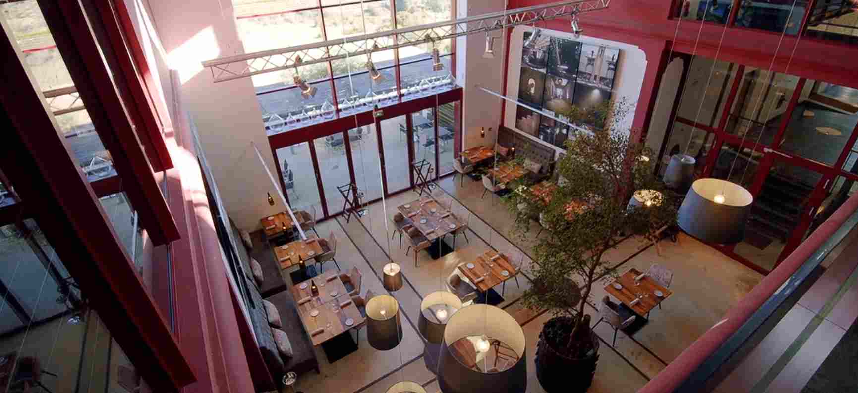 ## **Hôtel écolodge - domaine riberach** : que valent vraiment les avis et l’expérience sur place ?

**Hôtel écolodge - domaine riberach** séduit par son concept atypique installé dans une ancienne cave coopérative de 1925. L’établissement se situe à Bélesta, au cœur des vignobles du Fenouillèdes. Dès l’arrivée, l’architecture industrielle attire l’attention, car les anciennes cuves à vin structurent encore les volumes.

### Concept écologique et identité architecturale du domaine riberach

Le **domaine riberach** mise sur une philosophie slow life. L’hôtel utilise la géothermie pour chauffer certaines zones, tandis que la piscine naturelle fonctionne sans produits chimiques. L’eau est filtrée par des plantes aquatiques, donc l’expérience reste douce pour la peau.

L’ancienne cave coopérative devient aujourd’hui un espace hybride. Les chambres s’intègrent dans des structures métalliques, or l’ensemble conserve l’esprit viticole d’origine. Cette transformation renforce l’identité du **hotel riberach a belesta**, car elle combine patrimoine et design contemporain.

Les visiteurs apprécient le calme. Le jardin offre une vue directe sur les collines catalanes. Par ailleurs, les terrasses en pierre créent des espaces propices à la détente.

Quelques éléments écologiques concrets attirent les voyageurs :

* récupération des eaux de pluie pour l’arrosage
* utilisation de matériaux naturels dans la rénovation
* approche locavore dans la restauration

Ces choix séduisent les amateurs d’hôtels responsables. Toutefois, le confort reste premium, donc l’expérience ne sacrifie pas le luxe.

### Chambres, équipements et atmosphère du hôtel écolodge domaine riberach

Le **hôtel écolodge domaine riberach** propose environ dix-huit chambres. Certaines suites occupent des cuves suspendues, tandis que d’autres donnent sur les vignes. Chaque espace possède une décoration unique. Les matériaux bruts dominent, or les textiles apportent une touche chaleureuse.

Les équipements incluent :

* literie haut de gamme
* climatisation
* minibar
* connexion Wi-Fi
* terrasse ou balcon selon la catégorie

Le spa privatisé occupe environ 60 m². Sauna, hammam et balnéothérapie composent l’espace bien-être. Les voyageurs peuvent réserver une heure en exclusivité, donc l’ambiance reste intimiste.

Un tableau récapitulatif permet de visualiser les services principaux :

| Équipement        | Détail                | Particularité          |
| ----------------- | --------------------- | ---------------------- |
| Piscine naturelle | Bassin biologique     | Sans chlore            |
| Spa privatisé     | Sauna, hammam, balnéo | Réservation horaire    |
| Location de vélos | Parcours vignobles    | Activité douce         |
| Dégustation vins  | Domaine local         | Expérience œnotourisme |

Le **hôtel écolodge - domaine riberach** accepte les animaux avec un supplément d’environ 15 € par nuit. Cette option rassure les voyageurs accompagnés de leur chien.

### Avis sur hôtel écolodge domaine riberach : ressenti réel des visiteurs

Les avis sur **hôtel écolodge - domaine riberach** mettent souvent en avant la tranquillité du lieu. Beaucoup évoquent une parenthèse hors du temps, car le village de Bélesta reste discret. L’accueil personnalisé constitue également un point fort récurrent.

Certains visiteurs apprécient le mélange entre nature et gastronomie. D’autres soulignent la qualité des espaces communs. Toutefois, quelques retours mentionnent un rythme volontairement calme. Le **domaine riberach** privilégie la sérénité, donc les voyageurs recherchant une animation constante peuvent être surpris.

Les points positifs reviennent fréquemment :

* architecture originale
* cuisine gastronomique
* cadre viticole authentique

Les limites restent liées aux attentes personnelles. L’ambiance slow séduit, or elle ne convient pas à tous les profils.

### Domaine riberach et découverte culturelle autour de Bélesta

Séjourner au **hôtel écolodge - domaine riberach** permet aussi de découvrir le territoire. Le château médiéval de Bélesta accueille un musée consacré au Néolithique. Les collections présentent des poteries retrouvées dans la grotte locale.

Le village possède des ruelles étroites, donc la balade reste agréable à pied. Les paysages du Fenouillèdes offrent des panoramas sauvages. Les amateurs de randonnée trouvent plusieurs sentiers accessibles.

Le **restaurant bélesta** situé dans l’hôtel attire aussi les visiteurs extérieurs. Ainsi, même les habitants des environs viennent tester le **riberach restaurant** pour ses menus saisonniers. Cette dynamique renforce la réputation gastronomique du lieu.

---

## **Hôtel écolodge - domaine riberach** : prix, restaurant gastronomique et conseils avant réservation

**Hôtel écolodge - domaine riberach** propose une expérience complète mêlant hébergement, spa et gastronomie étoilée. Avant de réserver, il reste essentiel de comprendre les tarifs et les options disponibles. Le budget varie selon la saison, la chambre et les prestations choisies.

### Domaine riberach restaurant : menus, chef et expérience culinaire

Le **domaine riberach restaurant** constitue l’un des points forts majeurs. La Coopérative, restaurant gastronomique du site, travaille une cuisine locale créative. Le chef Dennys Teixeira élabore des assiettes inspirées du terroir catalan.

Plusieurs menus structurent l’offre :

| Menu               | Nombre de plats | Prix indicatif |
| ------------------ | --------------- | -------------- |
| KM0                | 3 temps         | 65 €           |
| 1925               | 4 temps         | 78 €           |
| Latitude           | 6 temps         | 98 €           |
| Longitude surprise | 8 temps         | 118 €          |

Chaque proposition met en avant des produits locaux. Les vins bio du domaine accompagnent souvent les plats, or l’équipe propose aussi des accords personnalisés.

Le **riberach restaurant** comprend également un espace bistrot nommé Comptoir-Cave. L’été, le Cargol’21 propose une cuisine autour de la braise. Cette diversité permet d’adapter l’expérience selon l’envie du moment.

### Spa du hôtel écolodge domaine riberach : formules et tarifs précis

Le spa représente un argument majeur du **hôtel écolodge - domaine riberach**. L’accès reste privatisé, donc chaque séance conserve une atmosphère exclusive. Plusieurs offres combinent détente et gastronomie.

Voici quelques exemples de tarifs :

* Tea & Spa environ 57 € par personne
* Breakfast & Spa ou Apéro & Spa autour de 67 €
* Lunch & Spa ou Dinner & Spa proche de 110 €

Chaque formule inclut environ une heure d’accès au sauna, au hammam et au bain balnéo. Les massages sont disponibles en supplément. Les réservations anticipées restent recommandées, car les créneaux partent rapidement.

Le spa attire surtout les couples. Cependant, certains groupes d’amis réservent également pour un moment convivial.

### Combien coûte une nuit au hôtel riberach a belesta ?

Le prix d’une nuit au **hôtel écolodge - domaine riberach** dépend de la période. Les tarifs débutent généralement autour de 170 € à 200 € pour deux personnes. Les suites premium peuvent dépasser 250 €, surtout durant l’été.

Le tableau suivant aide à comprendre les variations :

| Type de chambre   | Prix moyen basse saison | Prix haute saison |
| ----------------- | ----------------------- | ----------------- |
| Chambre standard  | 170 €                   | 210 €             |
| Suite cuve design | 210 €                   | 260 €             |
| Suite terrasse    | 240 €                   | 300 €             |

Le petit déjeuner peut être inclus selon l’offre. Certains forfaits combinent spa et dîner gastronomique, donc le coût global augmente rapidement.

### Conseils pratiques avant ton séjour au hôtel écolodge domaine riberach

Réserver au **hôtel écolodge - domaine riberach** demande une certaine anticipation. Les week-ends gastronomiques attirent de nombreux visiteurs. Mieux vaut réserver la table du **domaine riberach restaurant** plusieurs jours à l’avance.

Quelques recommandations utiles :

* privilégier le printemps ou l’automne pour éviter la forte affluence
* contacter directement l’hôtel pour vérifier les disponibilités
* prévoir une voiture pour explorer les villages voisins

L’établissement se situe au 2A route de Caladroy, 66720 Bélesta. Le téléphone principal reste le +33 4 68 50 30 10. L’adresse mail permet aussi de demander des offres personnalisées.

Le **hôtel écolodge domaine riberach** propose parfois des packages sur mesure. Week-end romantique, séjour œnologique ou pause bien-être figurent parmi les options fréquentes. Grâce à ces formules, les visiteurs optimisent leur expérience tout en maîtrisant leur budget.

Le **hôtel écolodge - domaine riberach** combine ainsi hébergement atypique, cuisine raffinée et spa intimiste. Chaque détail contribue à une expérience immersive, or la préparation reste essentielle pour profiter pleinement du séjour.